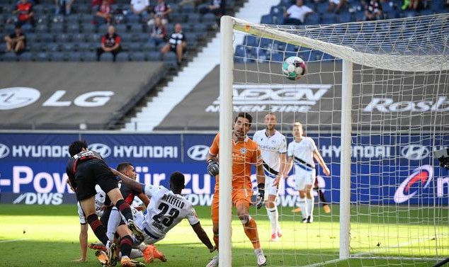  拜仁慕尼黑客场三球大胜，领跑德甲积分榜