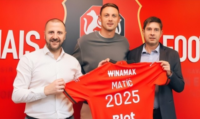 摩根体育- 罗马双雄争夺欧冠席位，穆帅铁血精神感染全队  