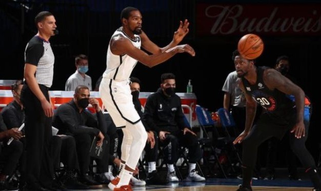 摩根体育官方网站- 字母哥荣膺月最佳，雄鹿战绩领跑东部联盟  