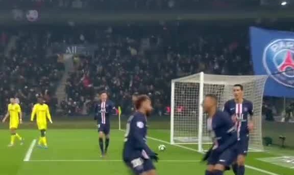 摩根体育官网- 巴黎圣日耳曼客场三球完胜，继续领跑法甲积分榜  