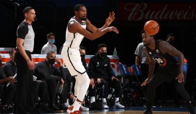  字母哥荣膺月最佳，雄鹿战绩领跑东部联盟  