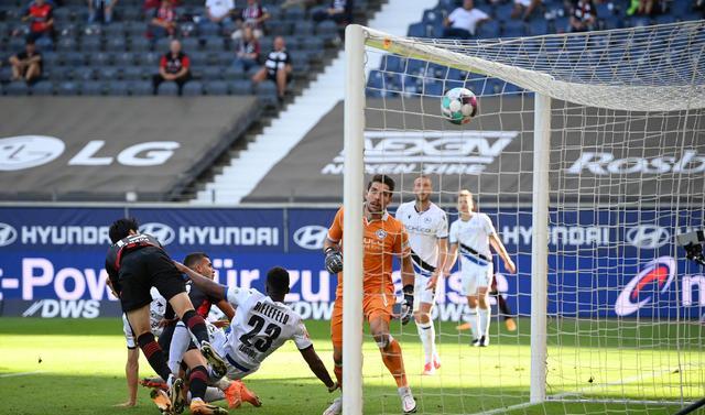  拜仁慕尼黑客场三球大胜，领跑德甲积分榜